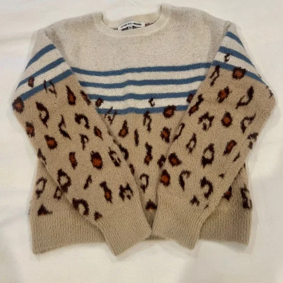 Cyndi Leopard Sweater by cupcakes and cashmere - Picture 4 of 9